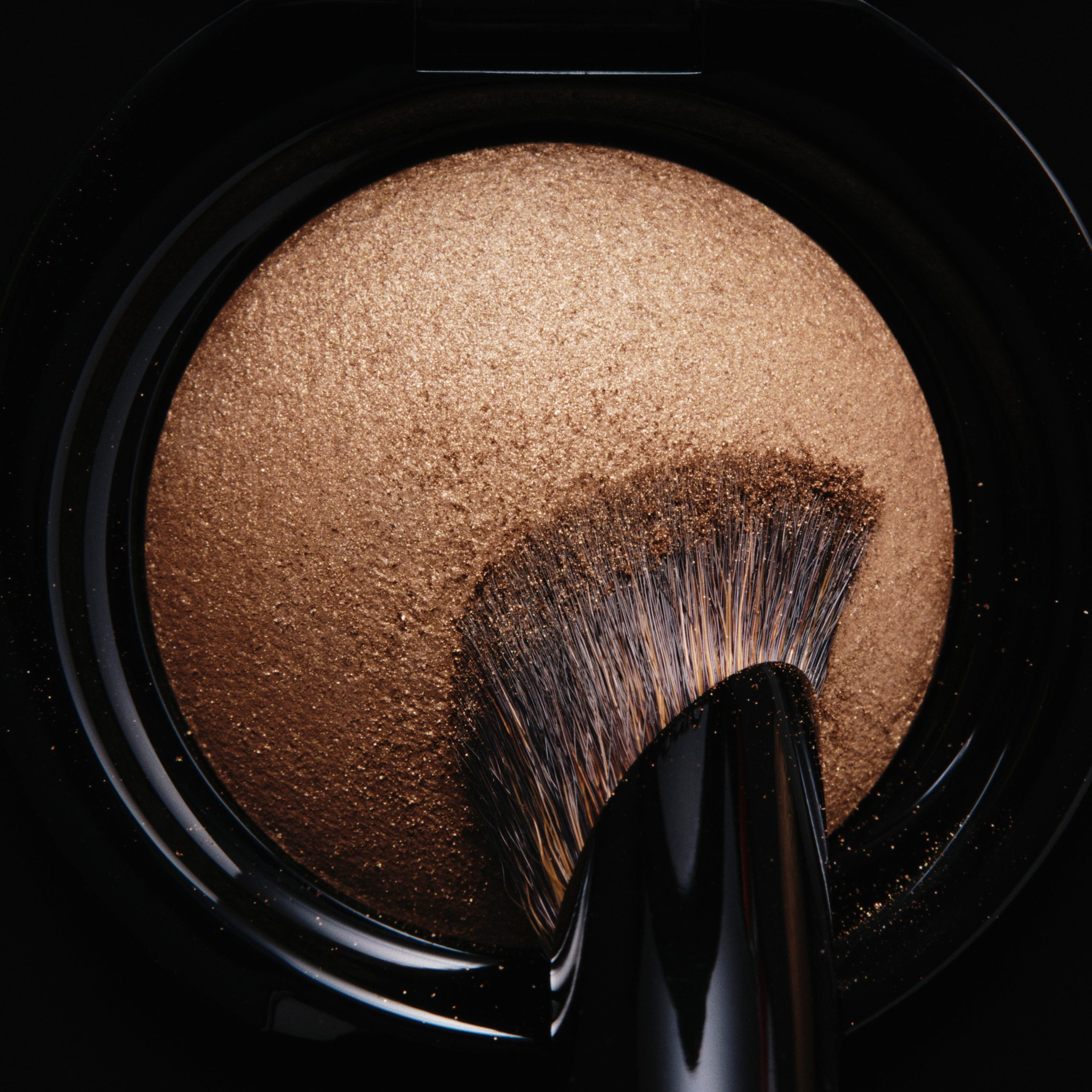 The Double-Ended Eyeshadow Brush - Image 8