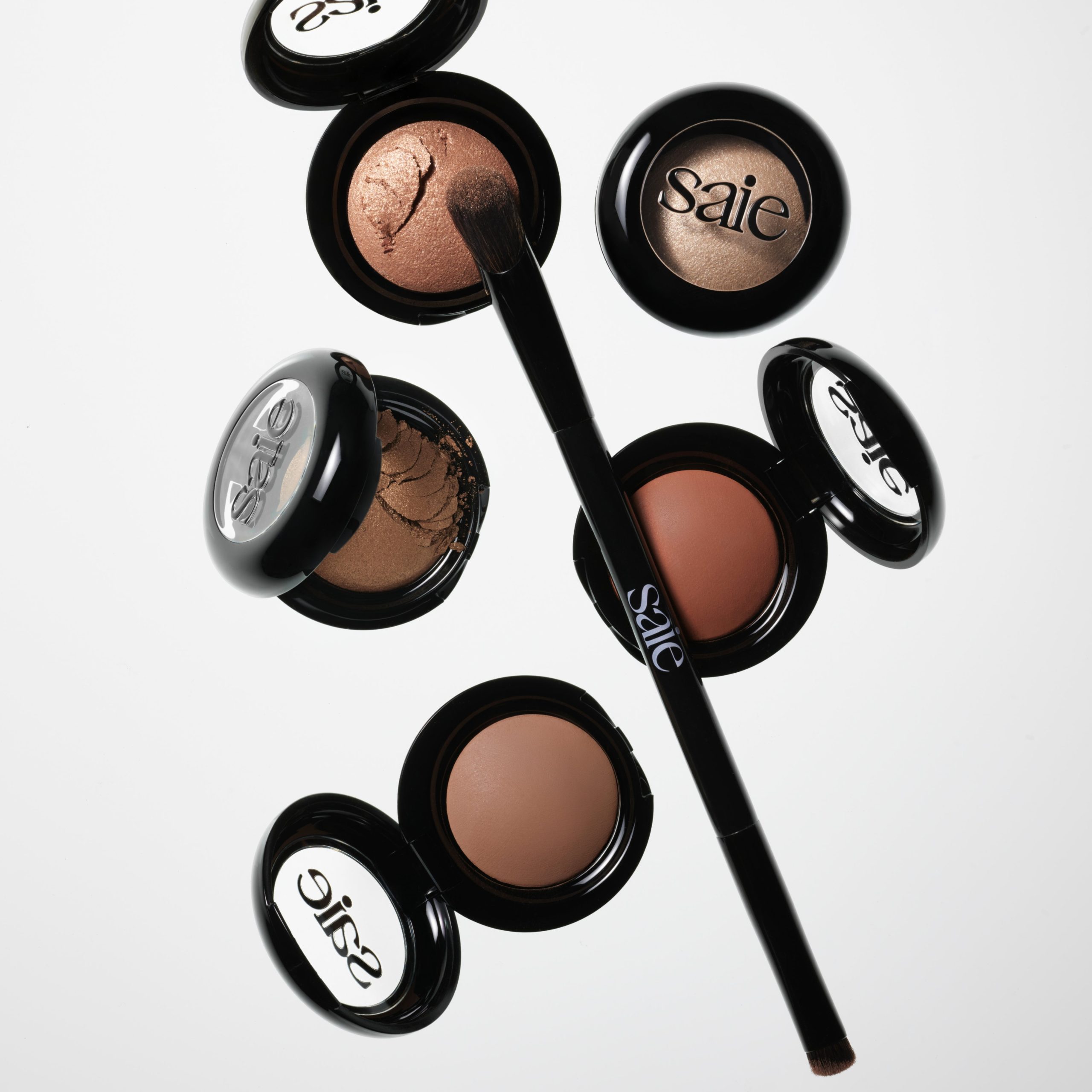 The Double-Ended Eyeshadow Brush - Image 11
